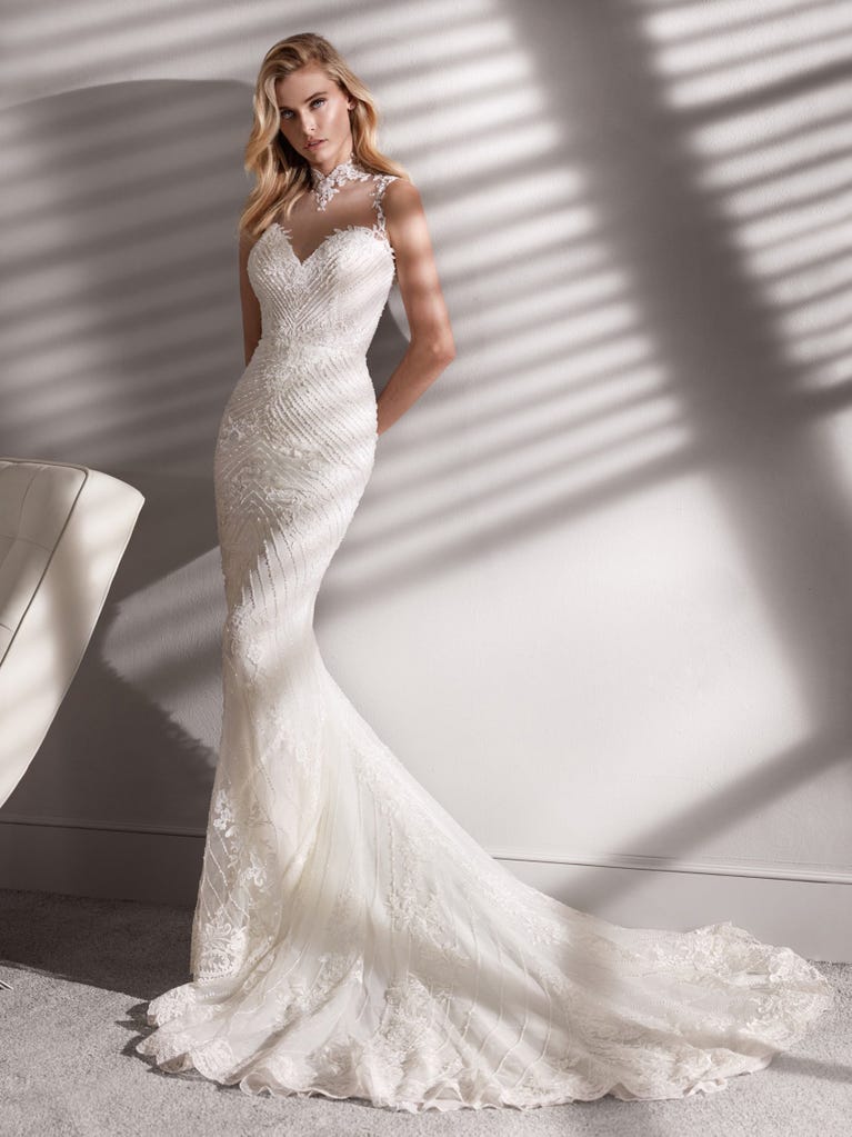 Princess wedding dress in carmine red tulle. The tulle ruffles create a light volume on the skirt and the sleeveless bodice, while the high waistline enhances the waist.