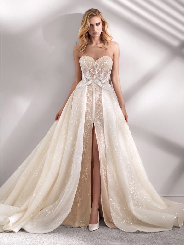 Princess wedding dress in carmine red tulle. The tulle ruffles create a light volume on the skirt and the sleeveless bodice, while the high waistline enhances the waist.