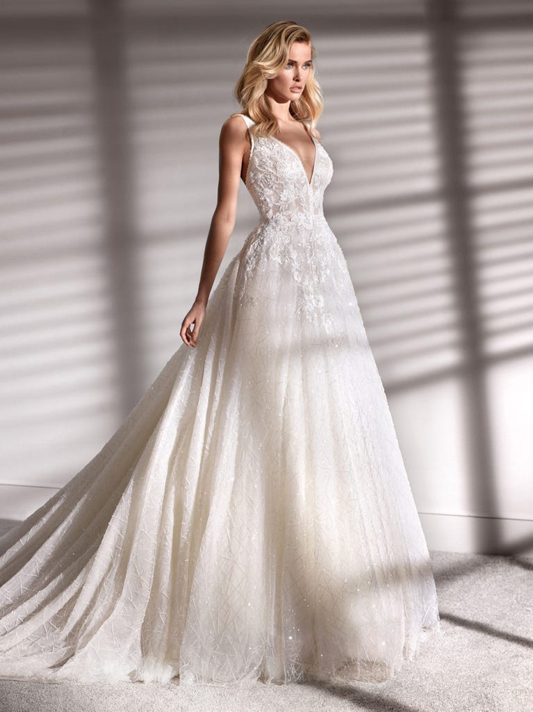 Princess wedding dress in carmine red tulle. The tulle ruffles create a light volume on the skirt and the sleeveless bodice, while the high waistline enhances the waist.