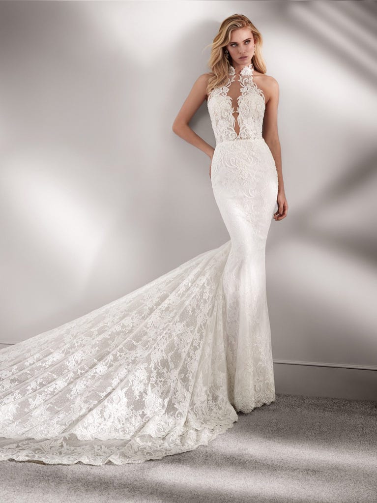 Princess wedding dress in carmine red tulle. The tulle ruffles create a light volume on the skirt and the sleeveless bodice, while the high waistline enhances the waist.
