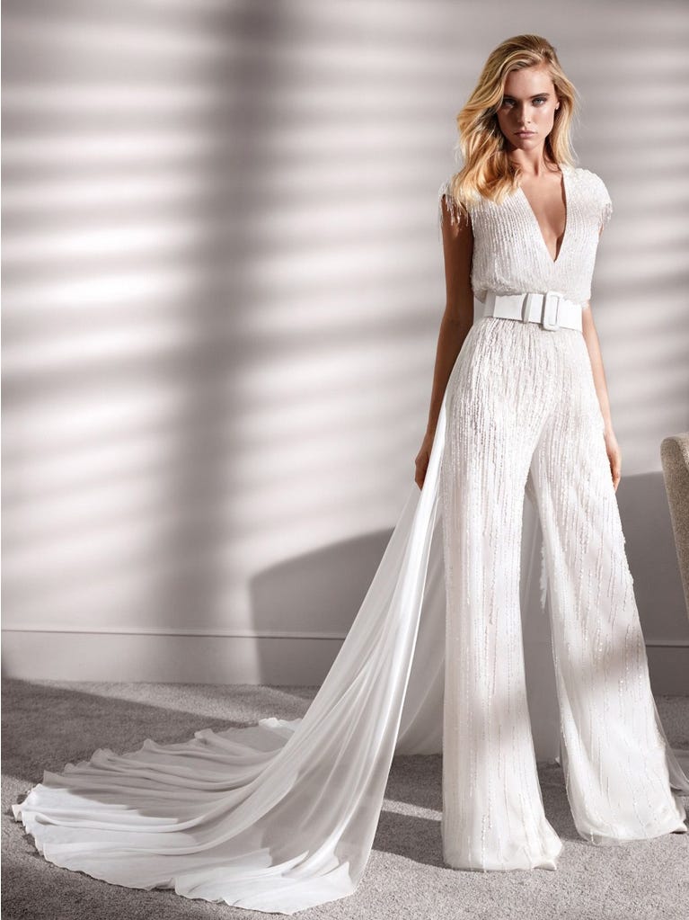 Princess wedding dress in carmine red tulle. The tulle ruffles create a light volume on the skirt and the sleeveless bodice, while the high waistline enhances the waist.