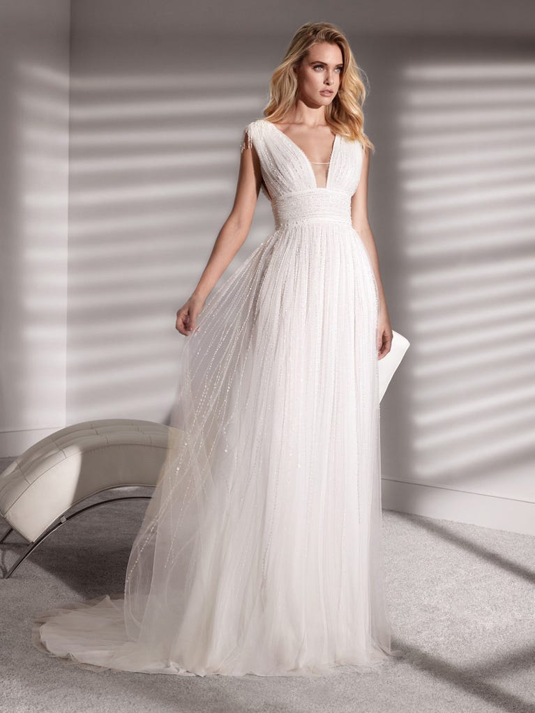 Princess wedding dress in carmine red tulle. The tulle ruffles create a light volume on the skirt and the sleeveless bodice, while the high waistline enhances the waist.