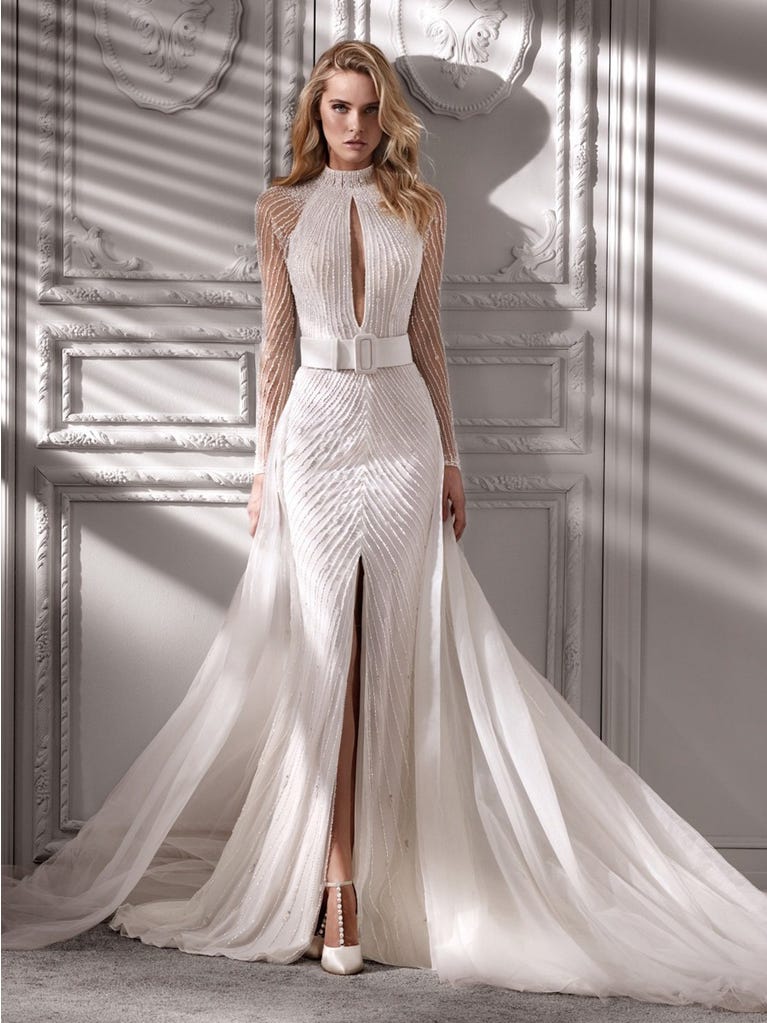 Princess wedding dress in carmine red tulle. The tulle ruffles create a light volume on the skirt and the sleeveless bodice, while the high waistline enhances the waist.