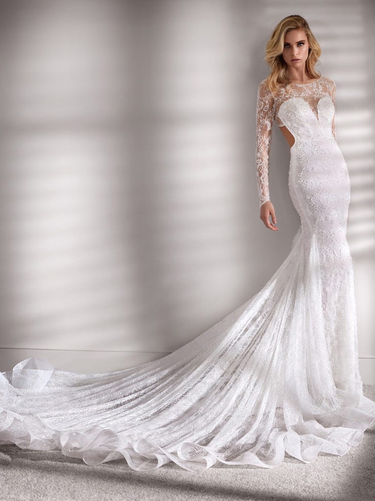 Charming mermaid dress in tulle and chantilly lace. The soft, tulle voile sleeves float like wings!