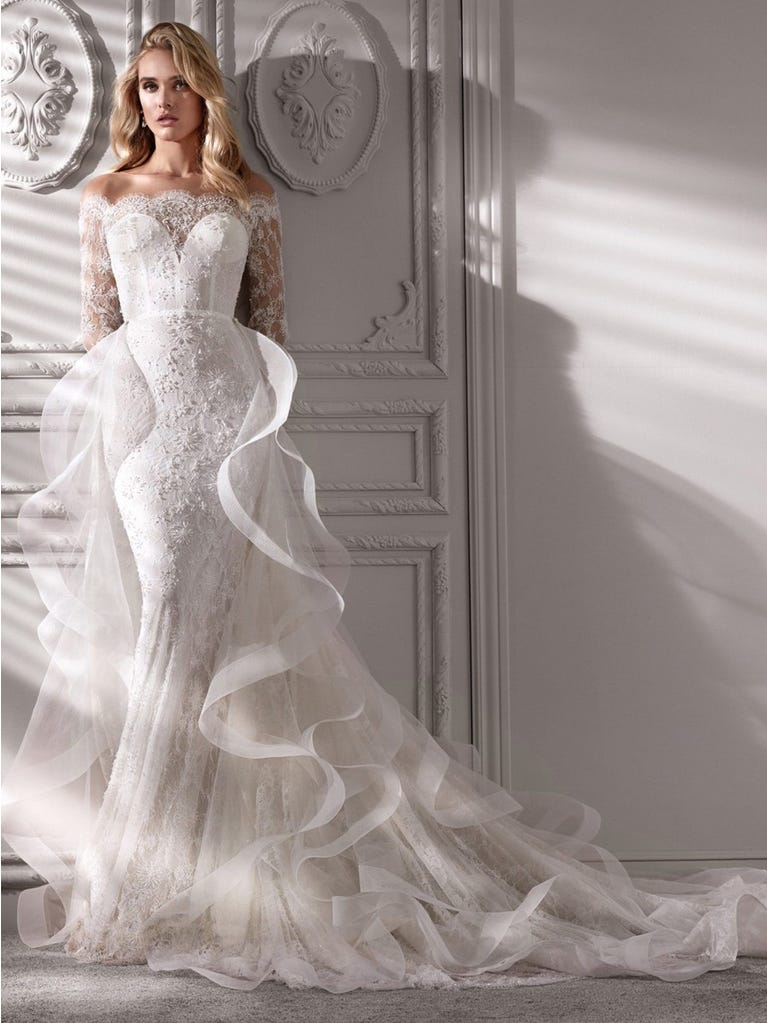 Charming mermaid dress in tulle and chantilly lace. The soft, tulle voile sleeves float like wings!