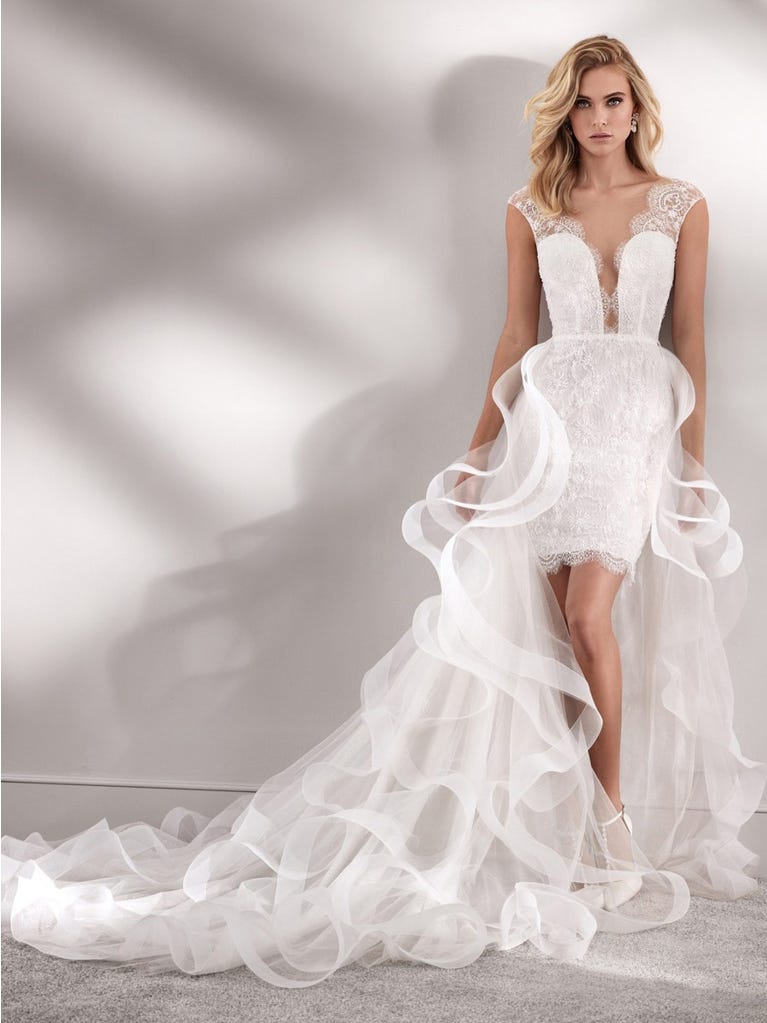 Charming mermaid dress in tulle and chantilly lace. The soft, tulle voile sleeves float like wings!