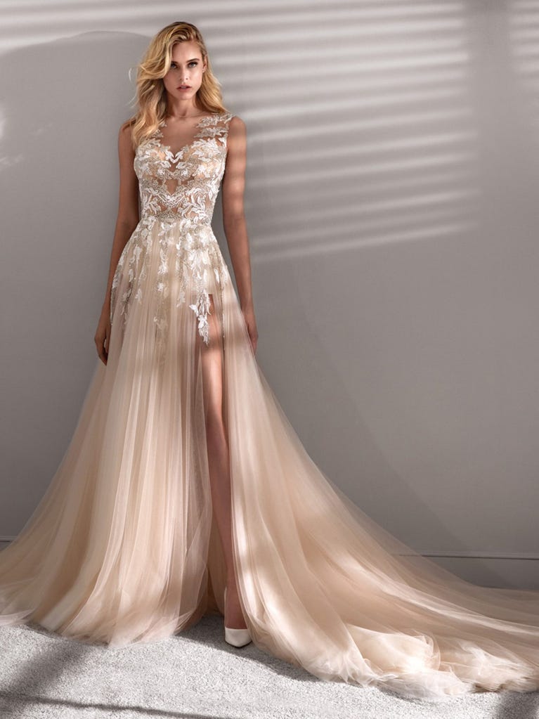Princess wedding dress in carmine red tulle. The tulle ruffles create a light volume on the skirt and the sleeveless bodice, while the high waistline enhances the waist.