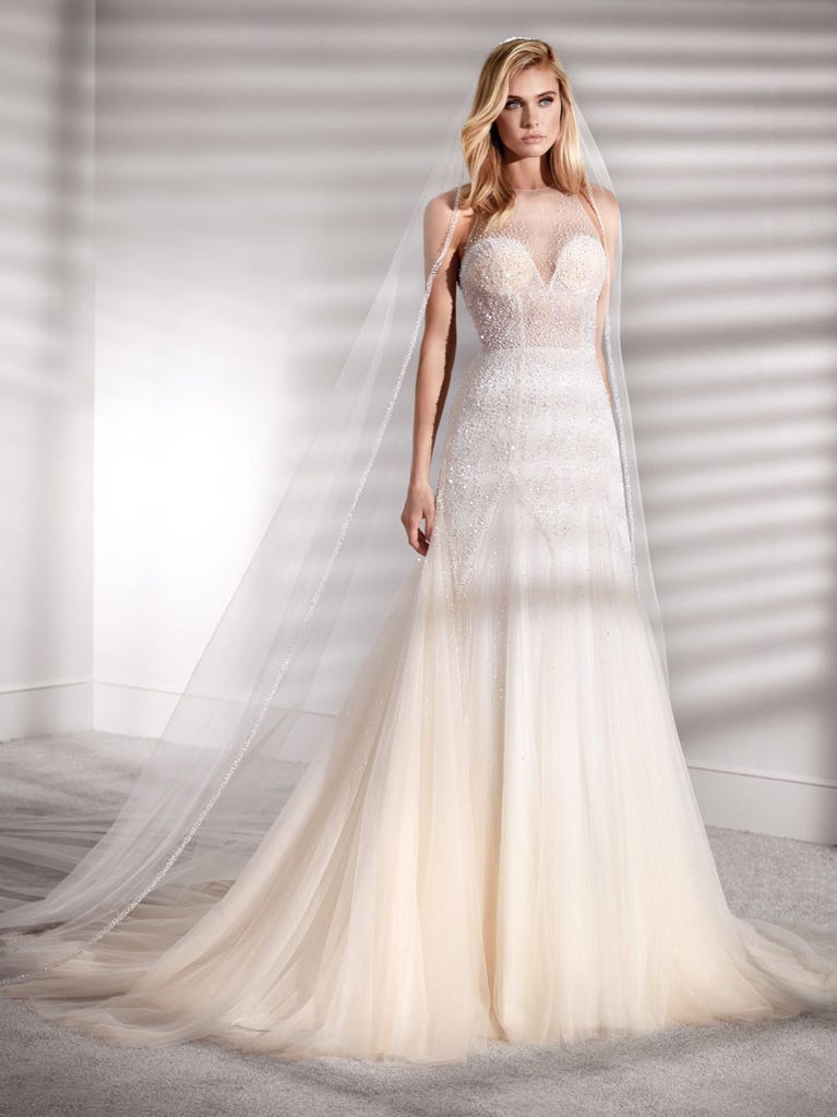 Princess wedding dress in carmine red tulle. The tulle ruffles create a light volume on the skirt and the sleeveless bodice, while the high waistline enhances the waist.