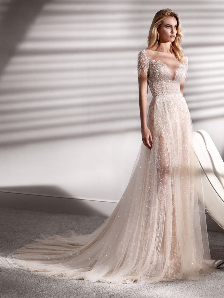 Princess wedding dress in carmine red tulle. The tulle ruffles create a light volume on the skirt and the sleeveless bodice, while the high waistline enhances the waist.