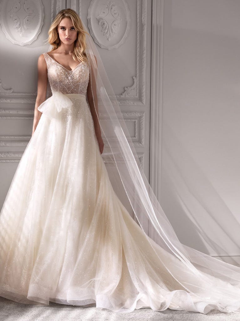 Princess wedding dress in carmine red tulle. The tulle ruffles create a light volume on the skirt and the sleeveless bodice, while the high waistline enhances the waist.