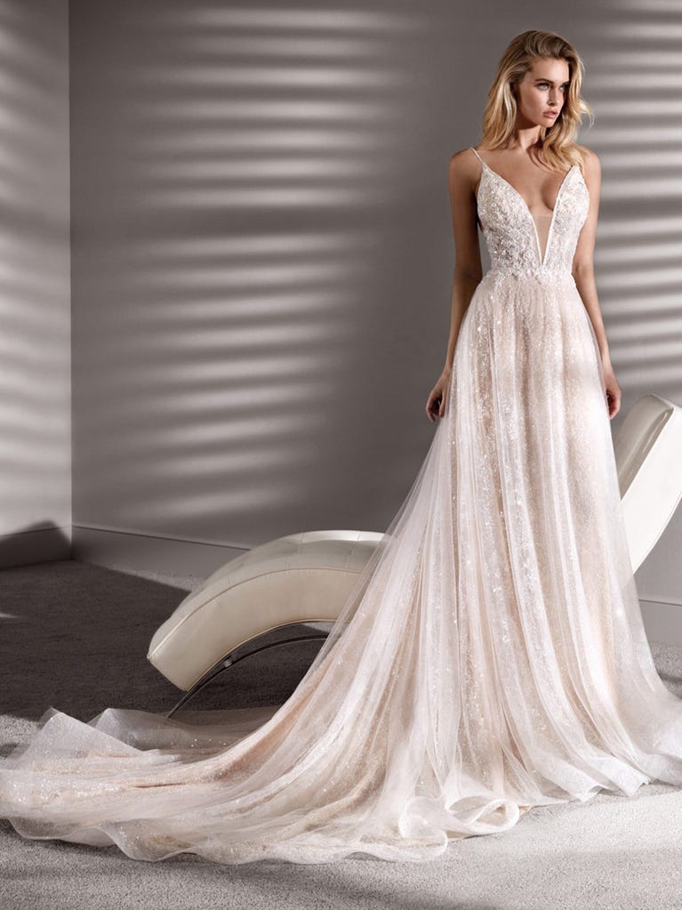 Princess wedding dress in carmine red tulle. The tulle ruffles create a light volume on the skirt and the sleeveless bodice, while the high waistline enhances the waist.