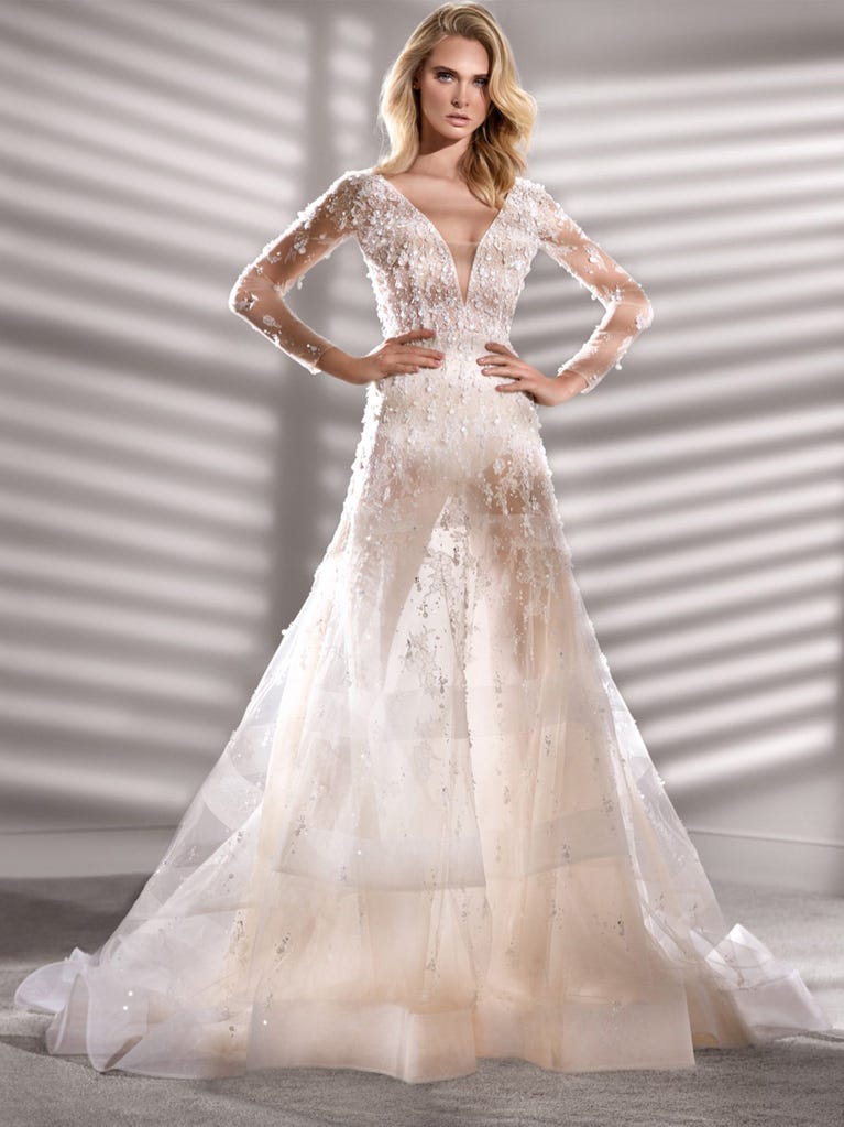 Princess wedding dress in carmine red tulle. The tulle ruffles create a light volume on the skirt and the sleeveless bodice, while the high waistline enhances the waist.