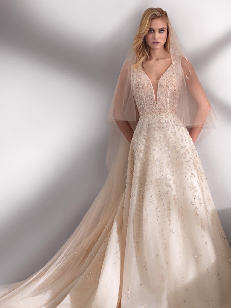 Princess wedding dress in carmine red tulle. The tulle ruffles create a light volume on the skirt and the sleeveless bodice, while the high waistline enhances the waist.