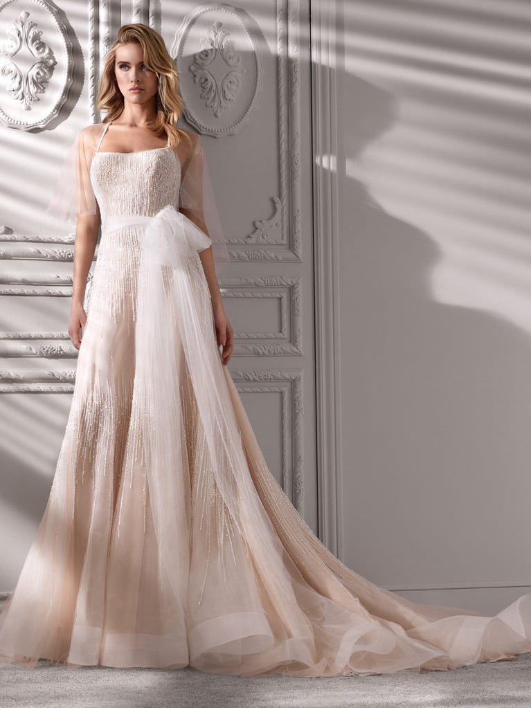 Princess wedding dress in carmine red tulle. The tulle ruffles create a light volume on the skirt and the sleeveless bodice, while the high waistline enhances the waist.