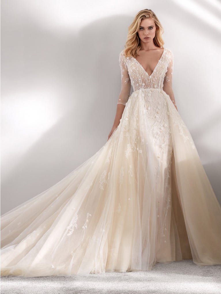 Charming mermaid dress in tulle and chantilly lace. The soft, tulle voile sleeves float like wings!