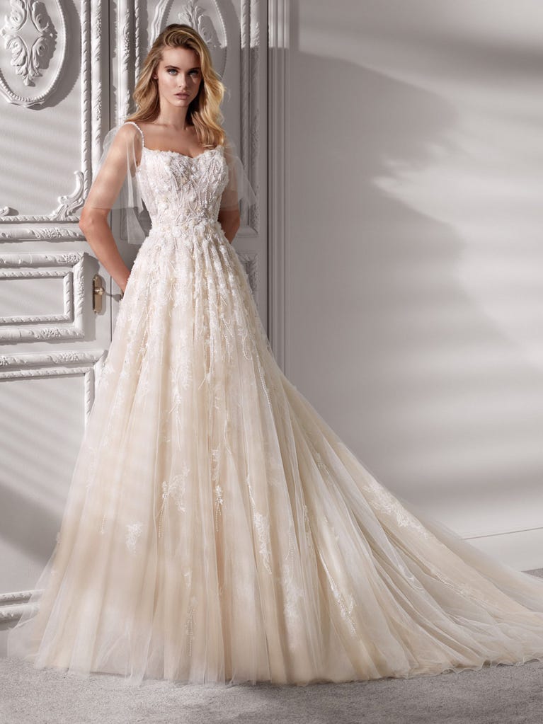 Charming mermaid dress in tulle and chantilly lace. The soft, tulle voile sleeves float like wings!