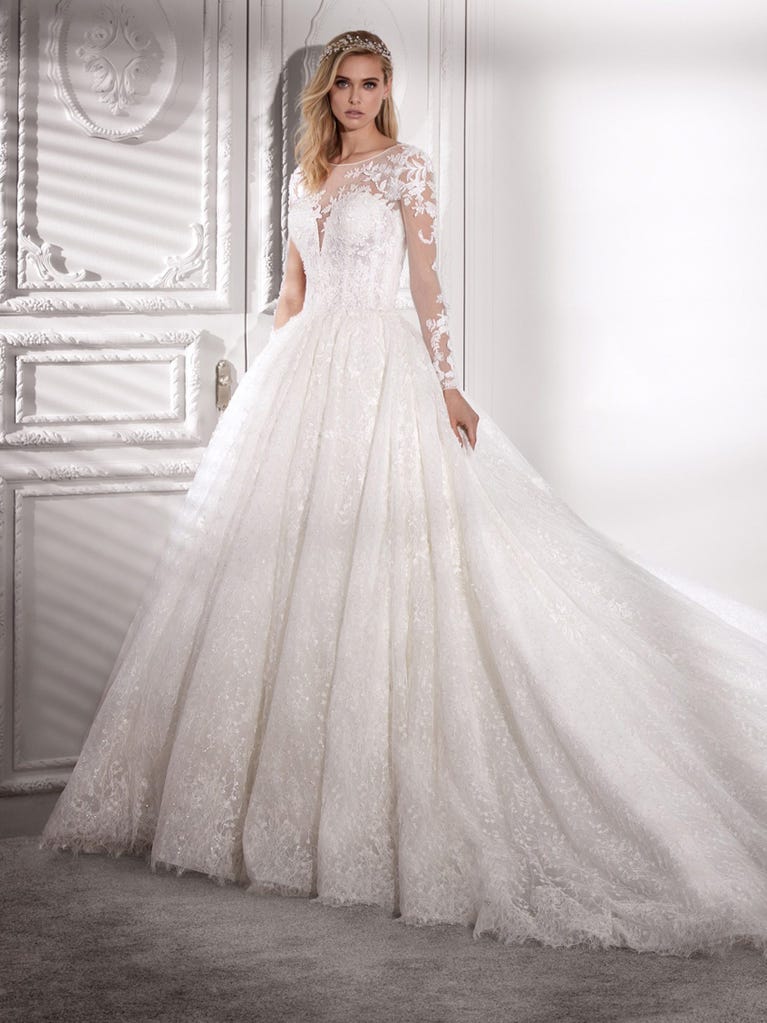 Charming mermaid dress in tulle and chantilly lace. The soft, tulle voile sleeves float like wings!
