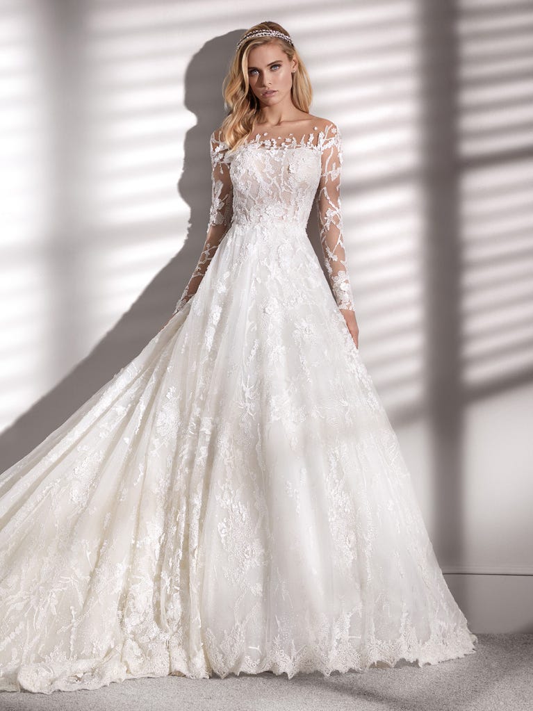 Princess wedding dress in carmine red tulle. The tulle ruffles create a light volume on the skirt and the sleeveless bodice, while the high waistline enhances the waist.
