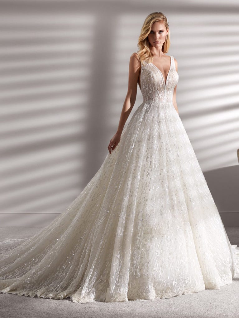 Princess wedding dress in carmine red tulle. The tulle ruffles create a light volume on the skirt and the sleeveless bodice, while the high waistline enhances the waist.