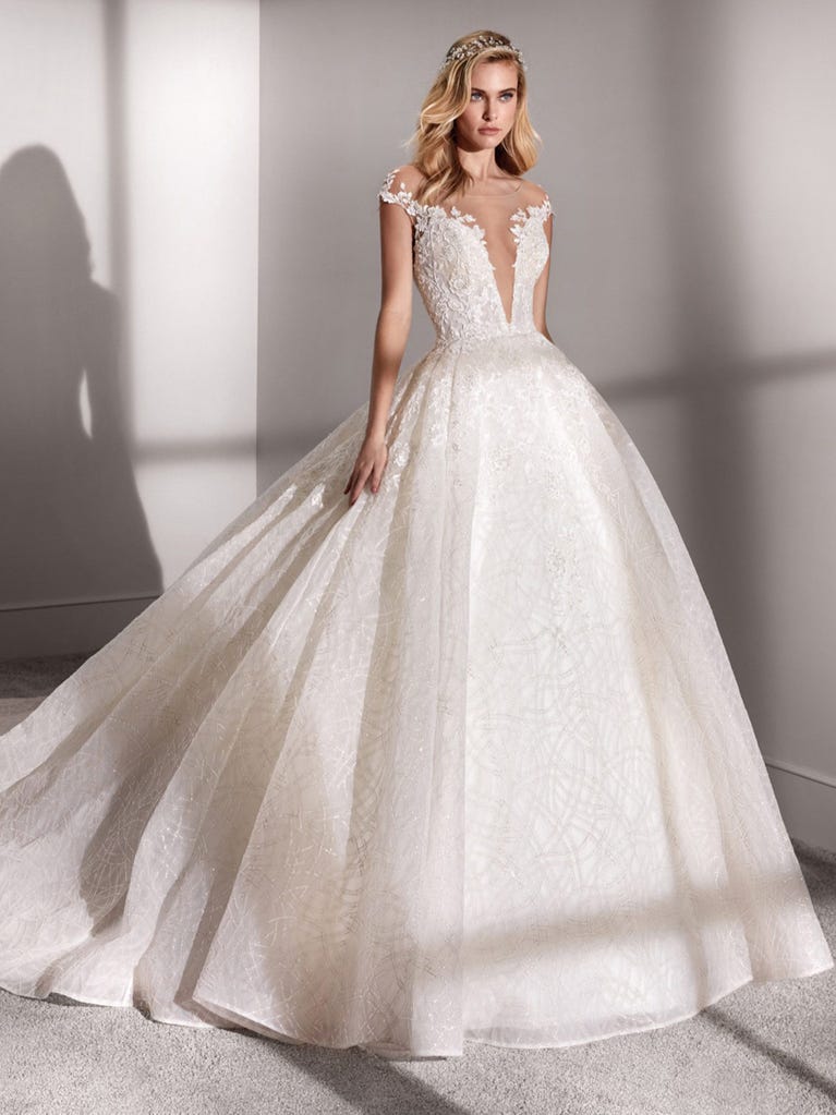 Charming mermaid dress in tulle and chantilly lace. The soft, tulle voile sleeves float like wings!