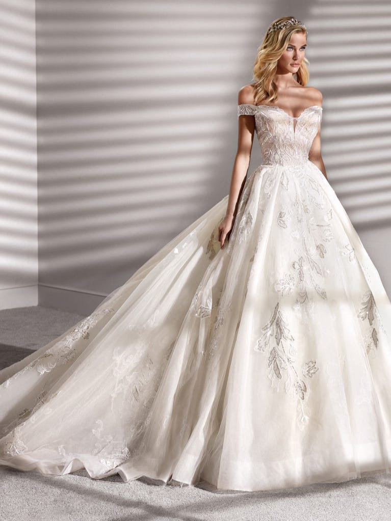 Charming mermaid dress in tulle and chantilly lace. The soft, tulle voile sleeves float like wings!