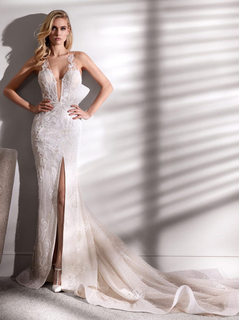 Princess wedding dress in carmine red tulle. The tulle ruffles create a light volume on the skirt and the sleeveless bodice, while the high waistline enhances the waist.