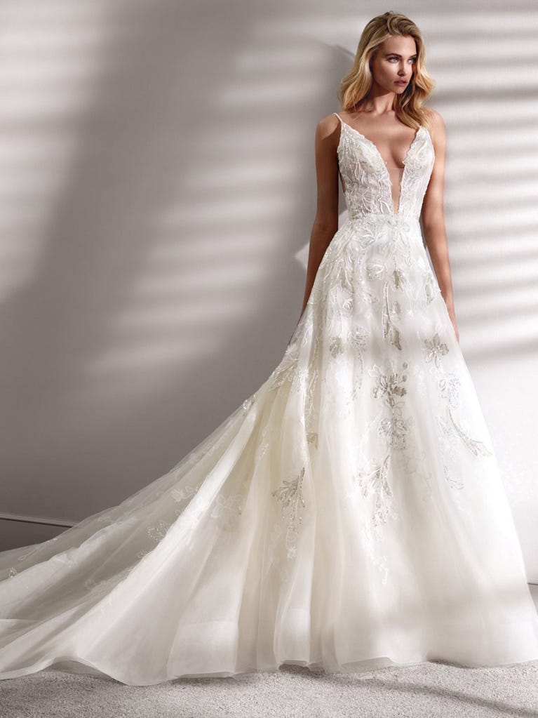 Charming mermaid dress in tulle and chantilly lace. The soft, tulle voile sleeves float like wings!