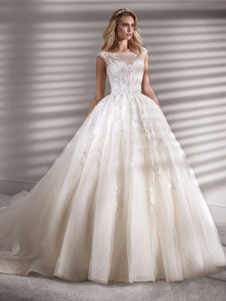 Charming mermaid dress in tulle and chantilly lace. The soft, tulle voile sleeves float like wings!