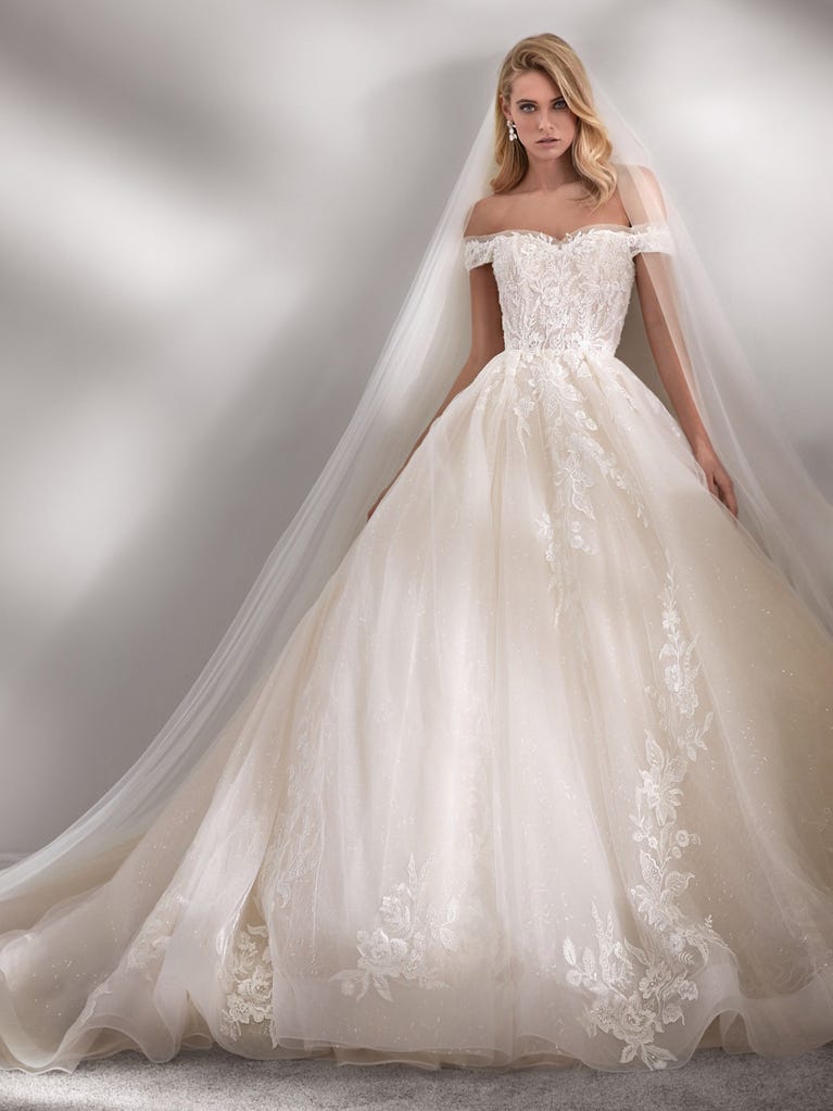 Charming mermaid dress in tulle and chantilly lace. The soft, tulle voile sleeves float like wings!