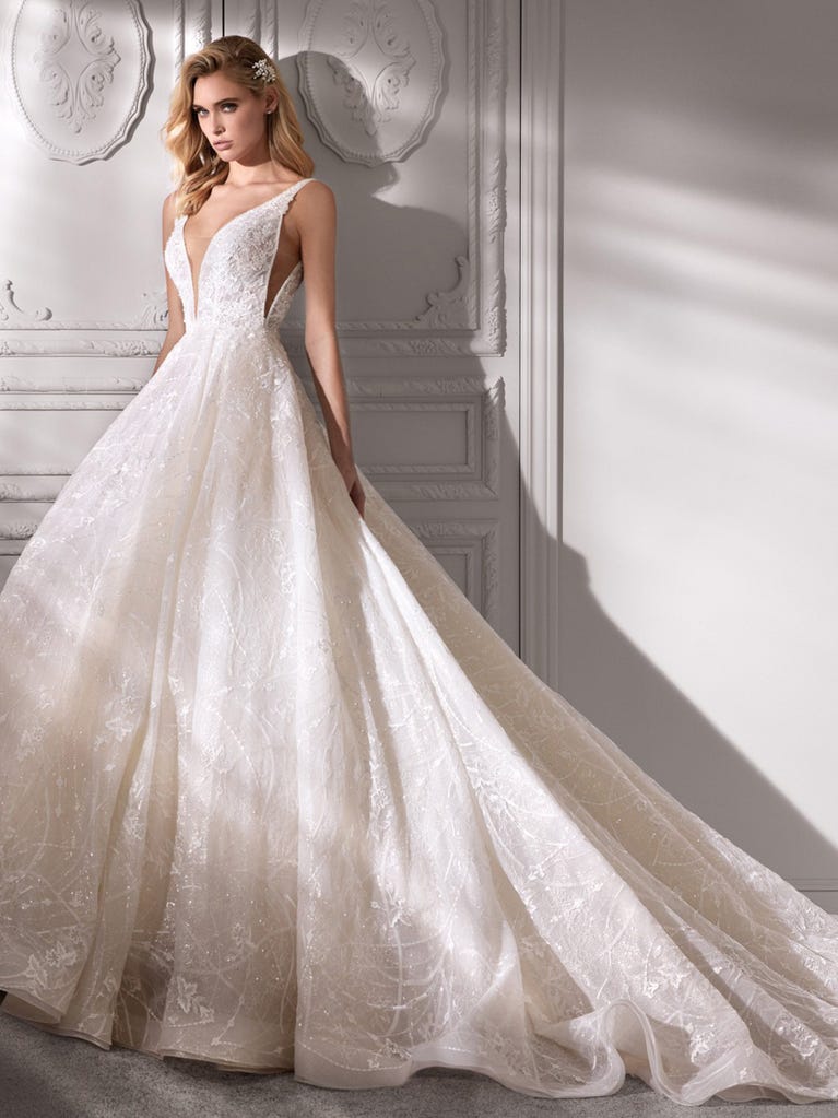 Charming mermaid dress in tulle and chantilly lace. The soft, tulle voile sleeves float like wings!