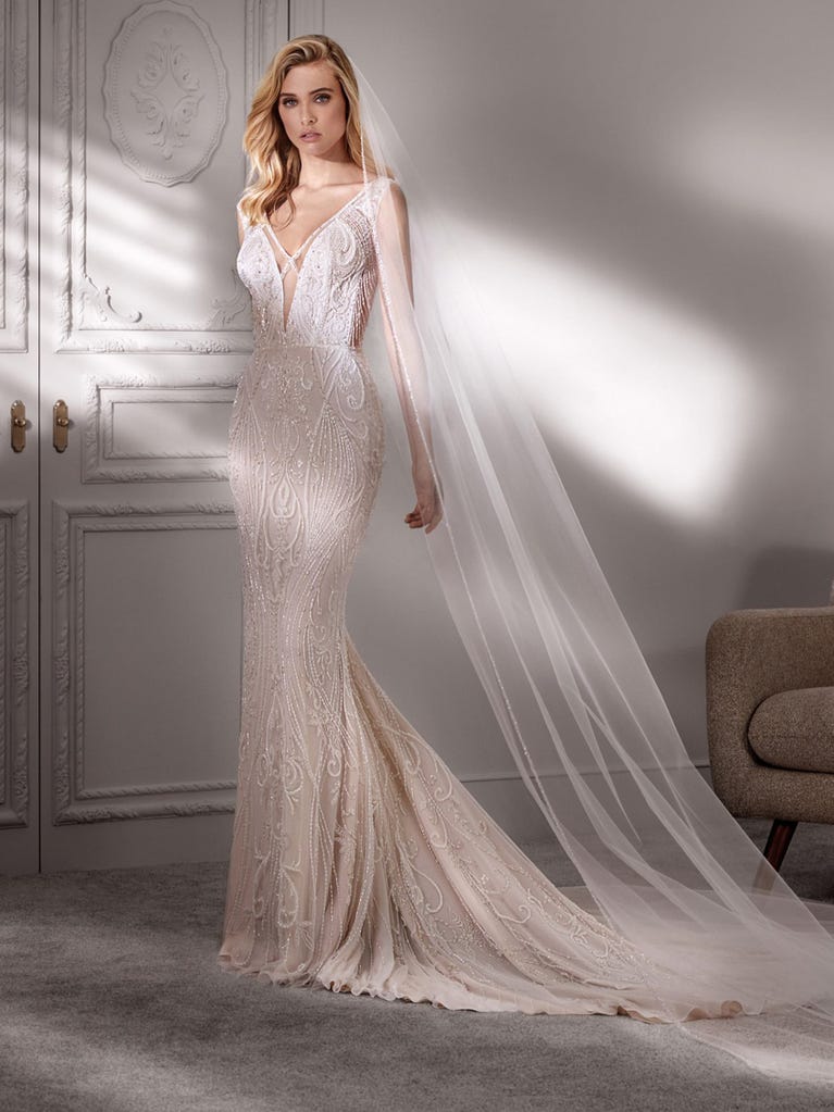 Princess wedding dress in carmine red tulle. The tulle ruffles create a light volume on the skirt and the sleeveless bodice, while the high waistline enhances the waist.