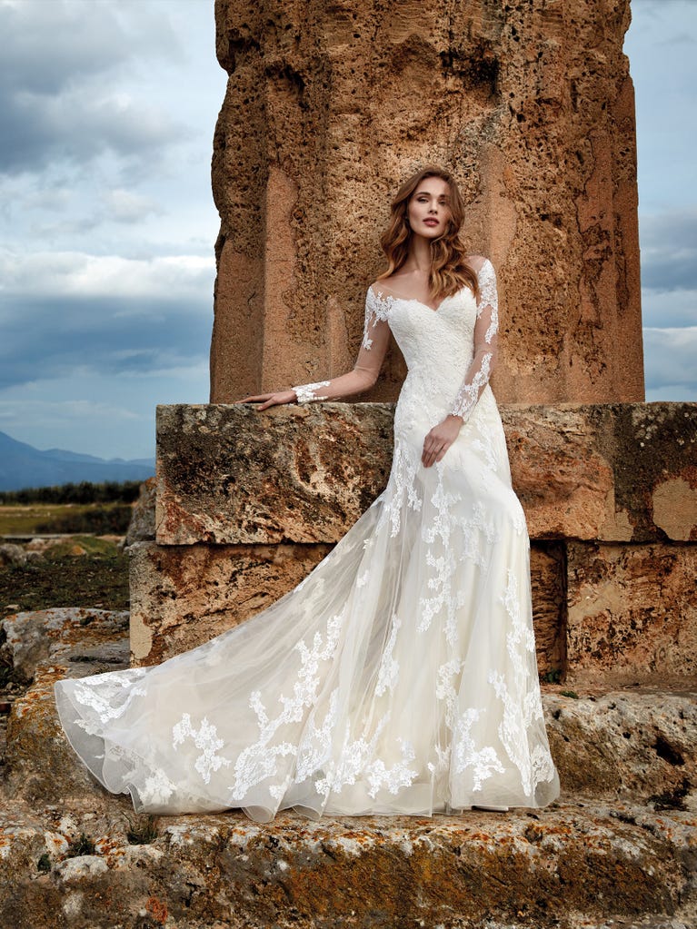 Sofisticado vestido en mikado con la sobrefalda más fabulosa en voile de tul y encaje macro. ¡La magia de la elegancia!