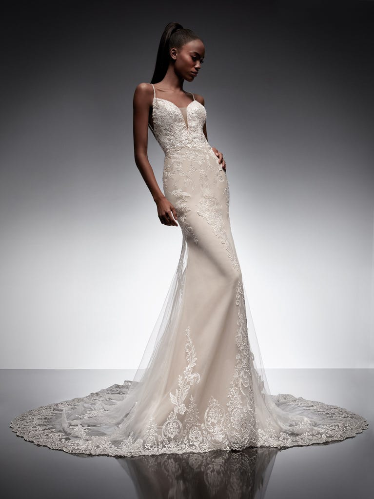 Princess wedding dress in carmine red tulle. The tulle ruffles create a light volume on the skirt and the sleeveless bodice, while the high waistline enhances the waist.