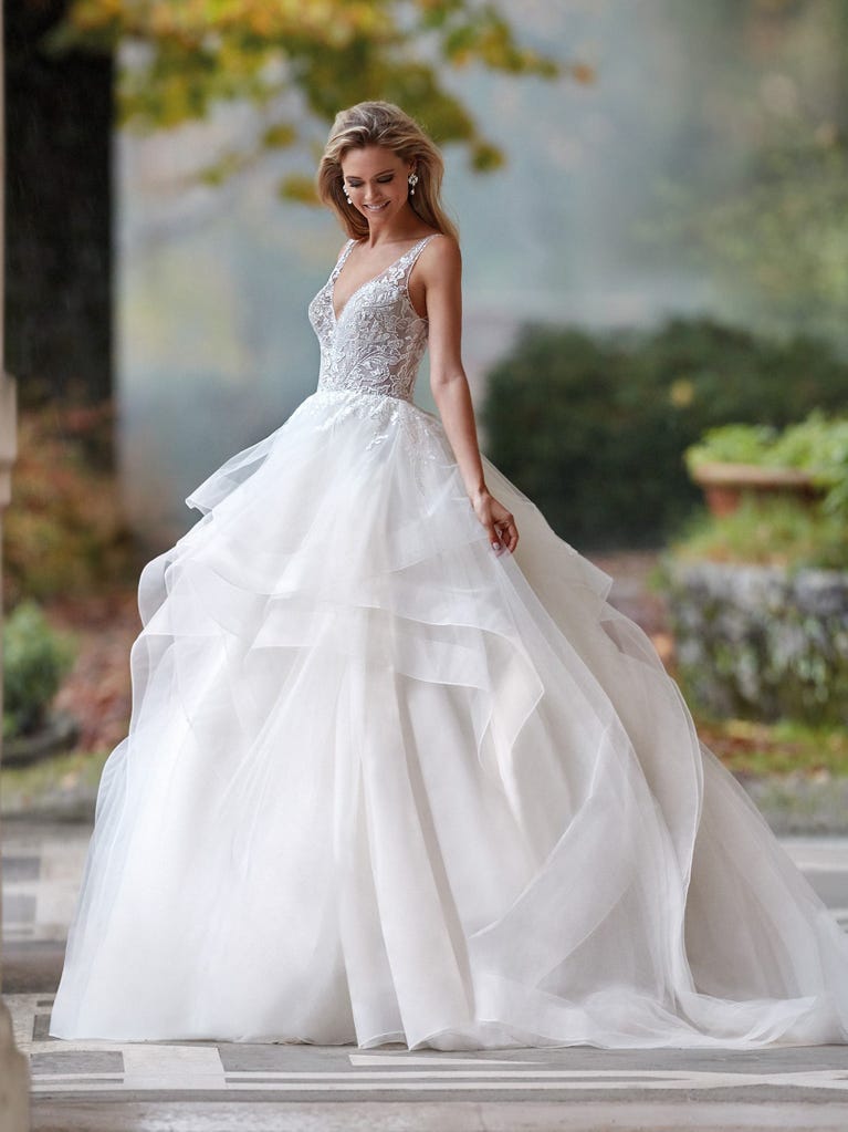 Sofisticado vestido en mikado con la sobrefalda más fabulosa en voile de tul y encaje macro. ¡La magia de la elegancia!