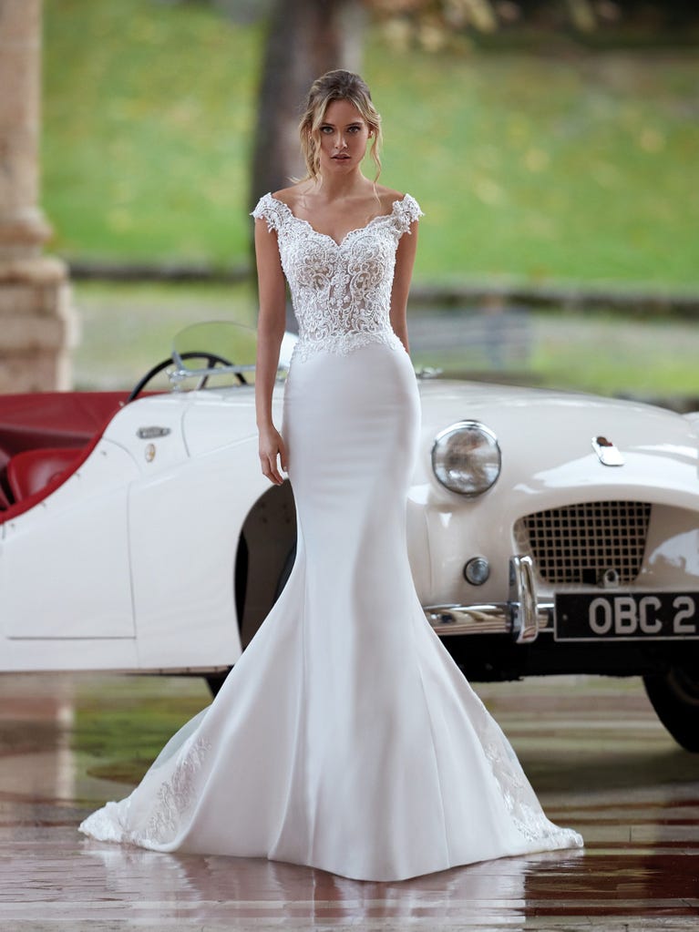 Princess wedding dress in carmine red tulle. The tulle ruffles create a light volume on the skirt and the sleeveless bodice, while the high waistline enhances the waist.