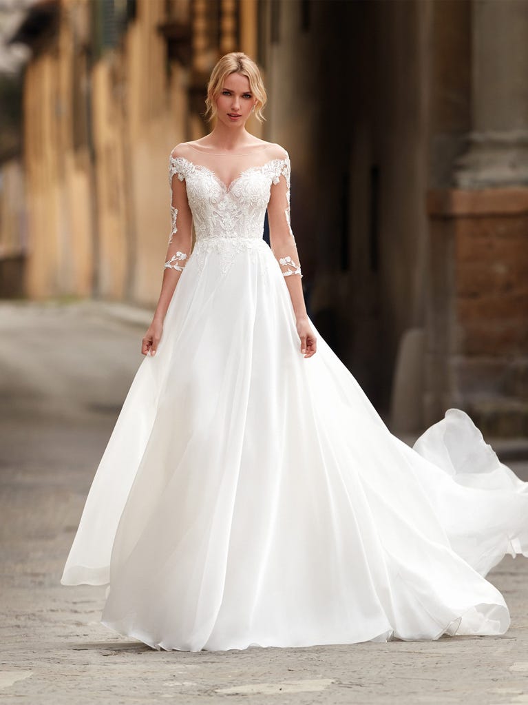 Sofisticado vestido en mikado con la sobrefalda más fabulosa en voile de tul y encaje macro. ¡La magia de la elegancia!