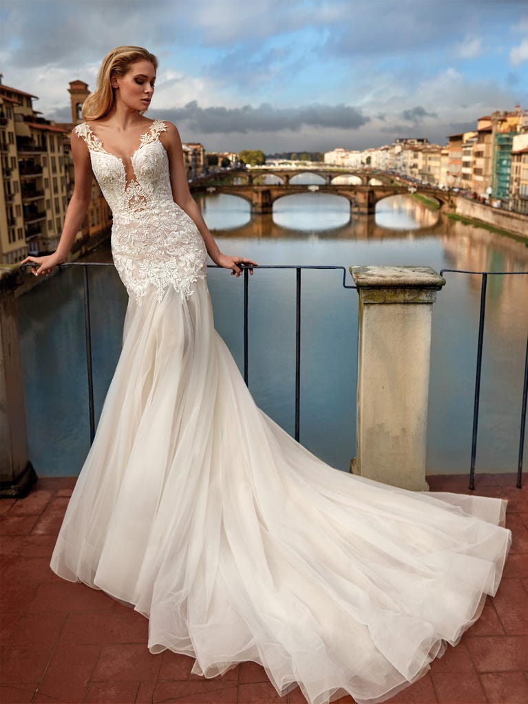 Princess wedding dress in carmine red tulle. The tulle ruffles create a light volume on the skirt and the sleeveless bodice, while the high waistline enhances the waist.
