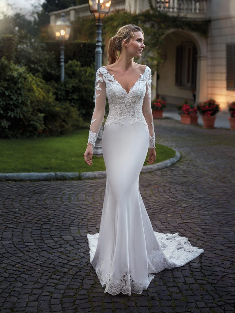 Princess wedding dress in carmine red tulle. The tulle ruffles create a light volume on the skirt and the sleeveless bodice, while the high waistline enhances the waist.