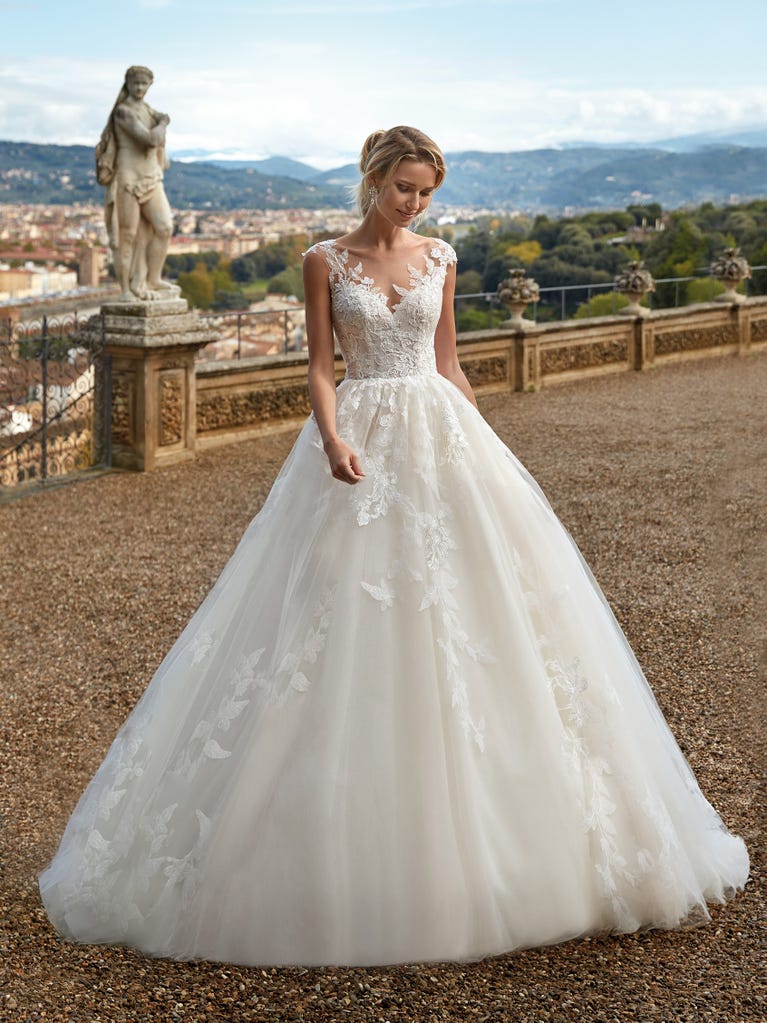 Tulle wedding dress with sleeveless bodice and sweetheart neckline. The embroidered lace creates a fabulous 3D effect, and the removable sleeves will look perfect during the ceremony.