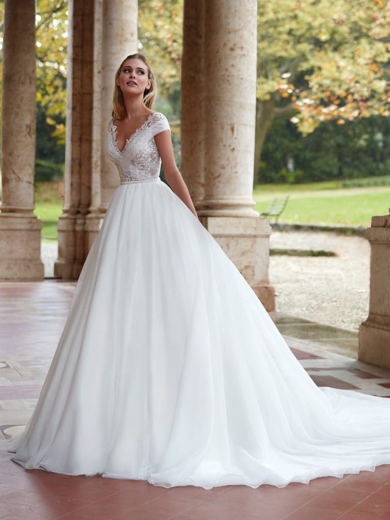 Tulle wedding dress with sleeveless bodice and sweetheart neckline. The embroidered lace creates a fabulous 3D effect, and the removable sleeves will look perfect during the ceremony.