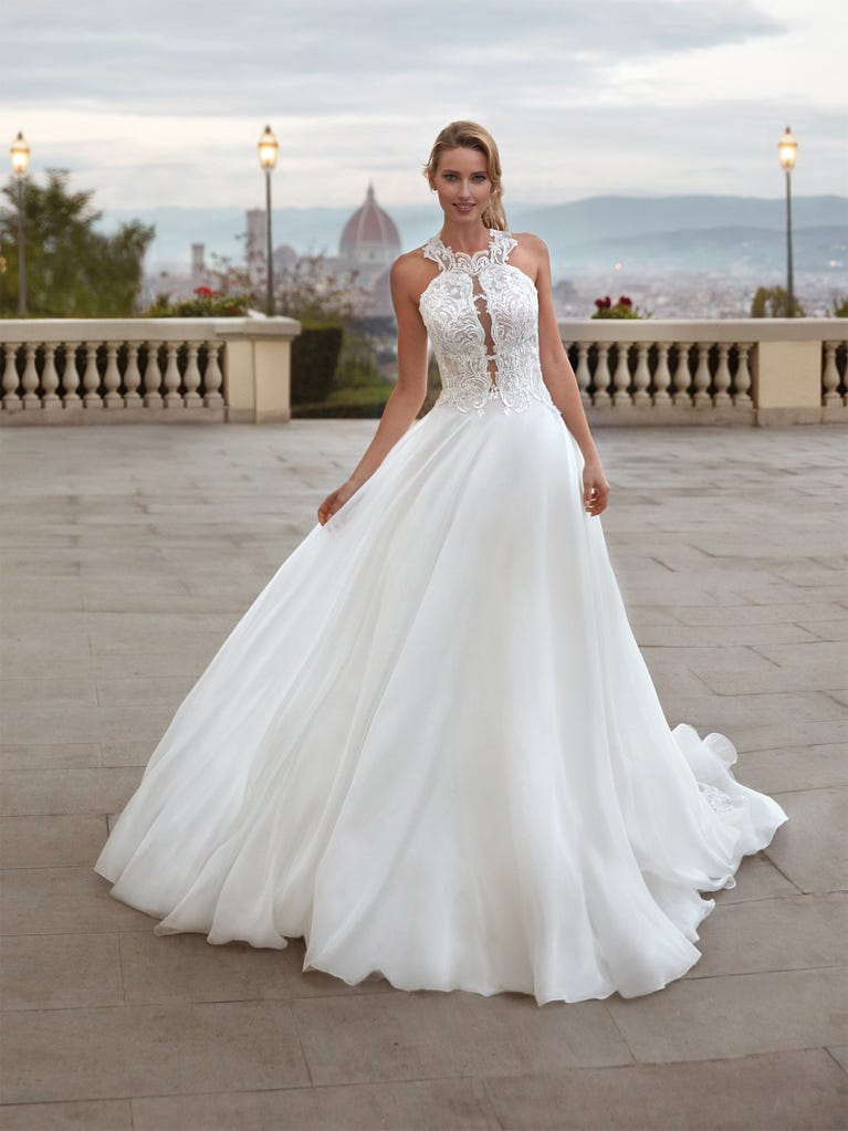 Charming mermaid dress in tulle and chantilly lace. The soft, tulle voile sleeves float like wings!