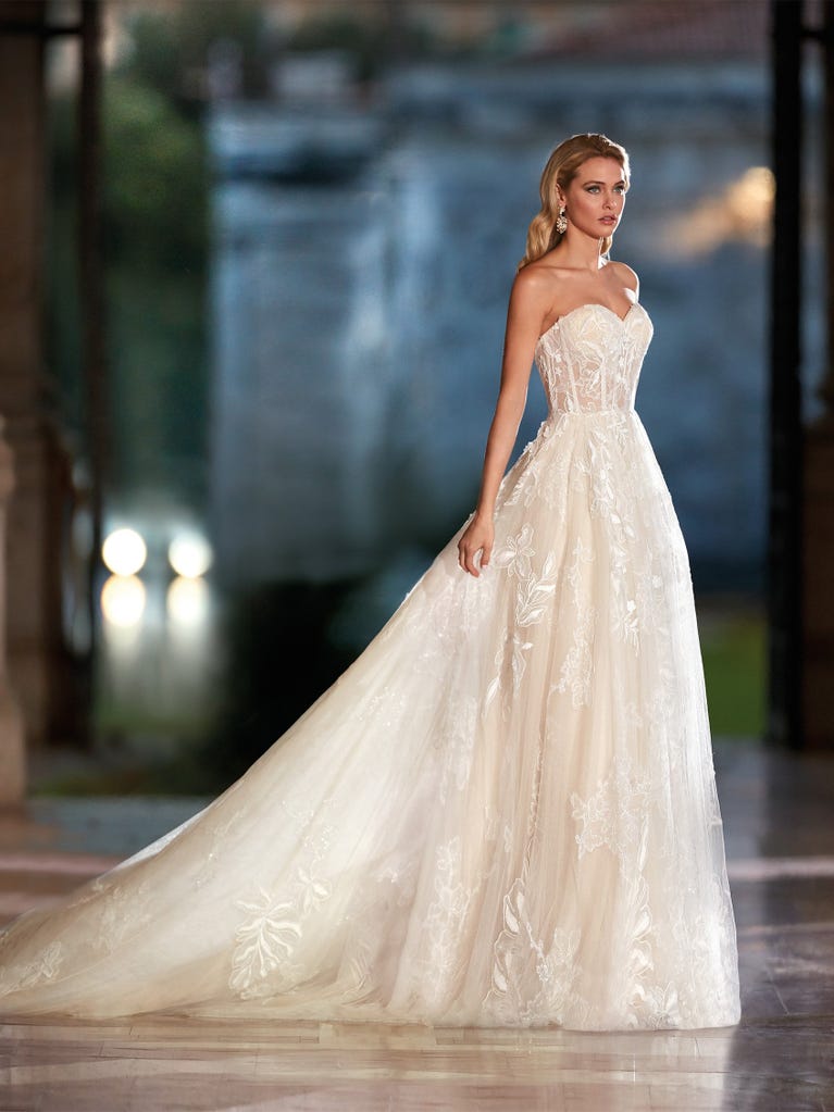 Sofisticado vestido en mikado con la sobrefalda más fabulosa en voile de tul y encaje macro. ¡La magia de la elegancia!