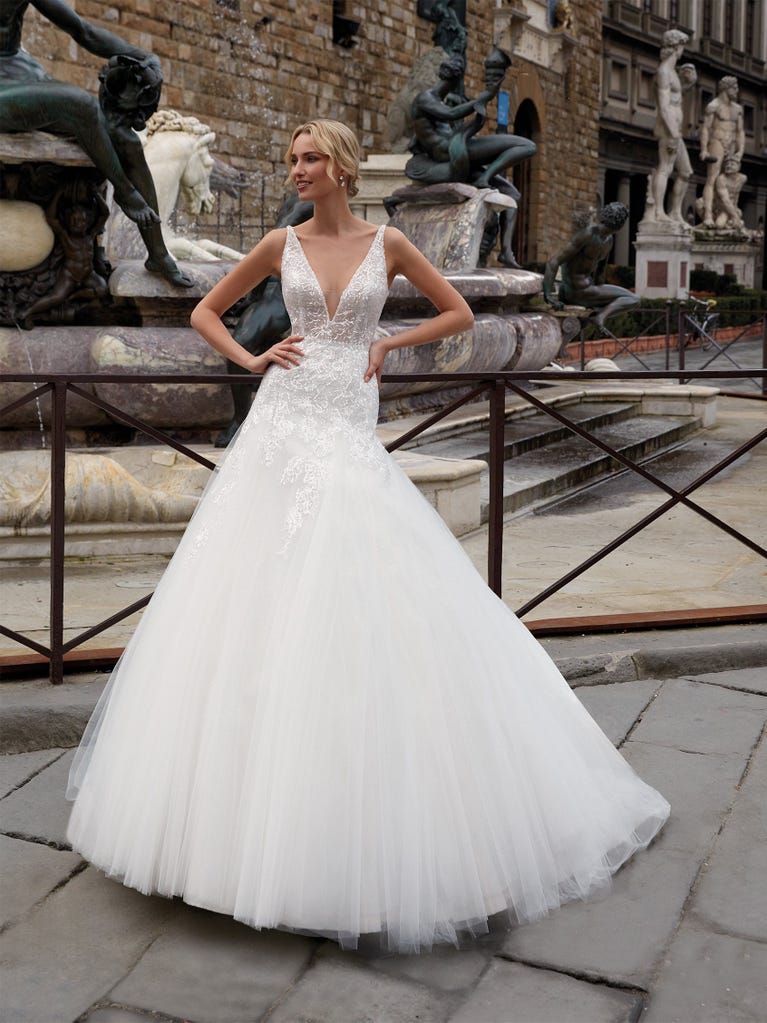 Charming mermaid dress in tulle and chantilly lace. The soft, tulle voile sleeves float like wings!