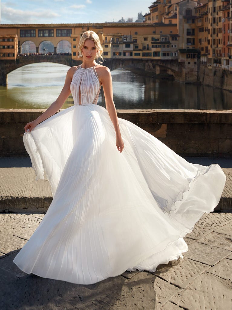 Sofisticado vestido en mikado con la sobrefalda más fabulosa en voile de tul y encaje macro. ¡La magia de la elegancia!