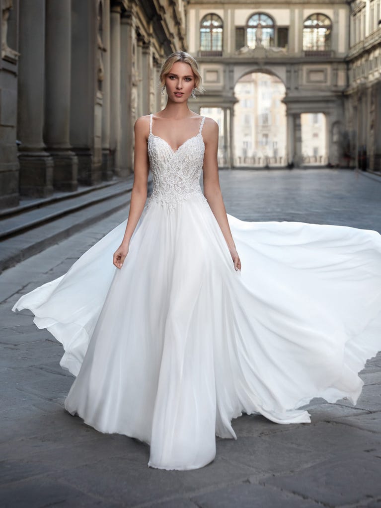 Sofisticado vestido en mikado con la sobrefalda más fabulosa en voile de tul y encaje macro. ¡La magia de la elegancia!