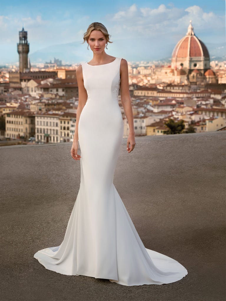 Princess wedding dress in carmine red tulle. The tulle ruffles create a light volume on the skirt and the sleeveless bodice, while the high waistline enhances the waist.