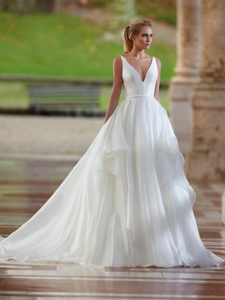 Sofisticado vestido en mikado con la sobrefalda más fabulosa en voile de tul y encaje macro. ¡La magia de la elegancia!