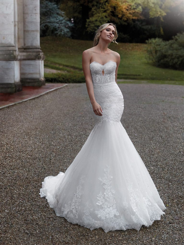 Princess wedding dress in carmine red tulle. The tulle ruffles create a light volume on the skirt and the sleeveless bodice, while the high waistline enhances the waist.