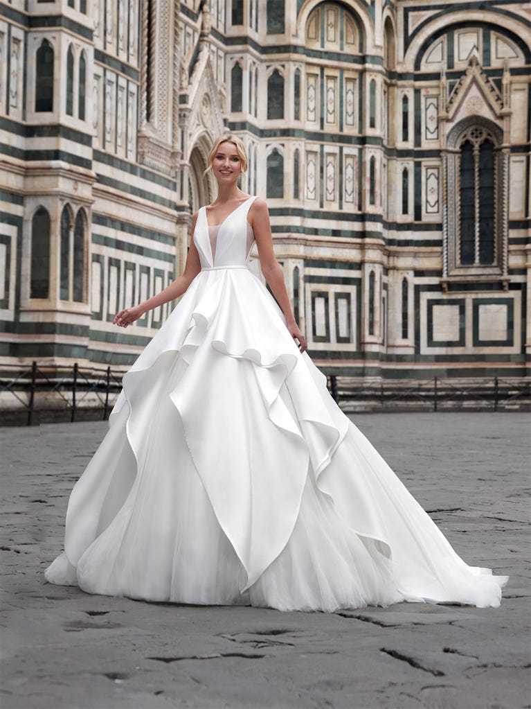 Sofisticado vestido en mikado con la sobrefalda más fabulosa en voile de tul y encaje macro. ¡La magia de la elegancia!