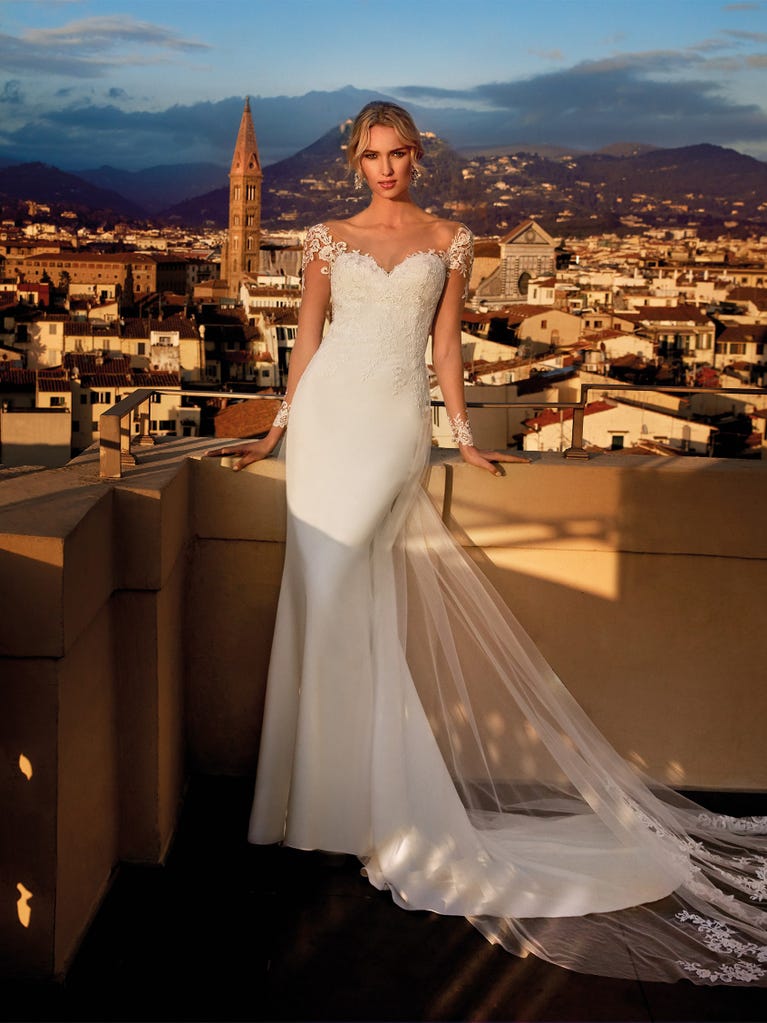 Princess wedding dress in carmine red tulle. The tulle ruffles create a light volume on the skirt and the sleeveless bodice, while the high waistline enhances the waist.